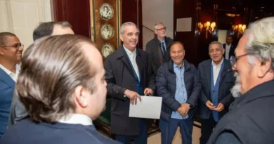 Abinader inicia visita oficial a París y se reúne con Macron