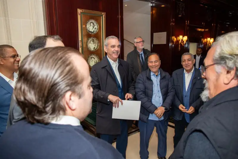 Abinader inicia visita oficial a París y se reúne con Macron