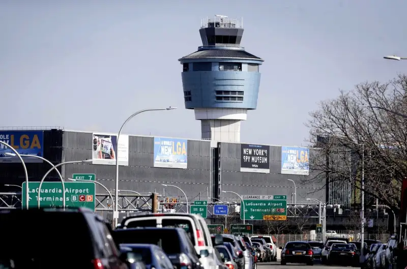 LaGuardia reabre tras fatal colisión entre avión y camión