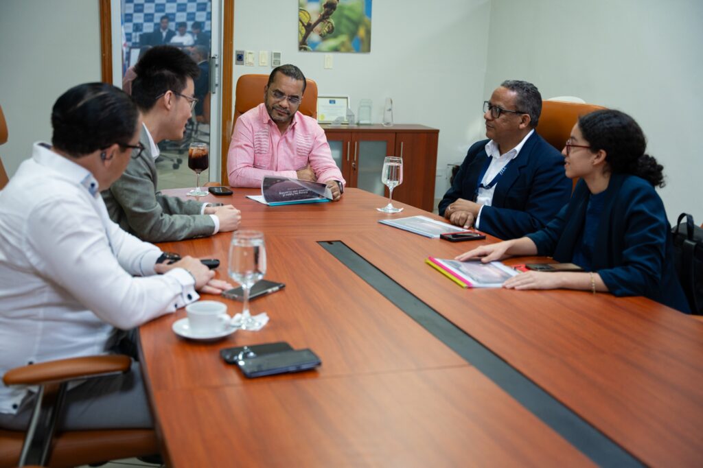 Rector del ITLA recibe delegación de Huawei Cloud y evalúa alianza estratégica en inteligencia artificial