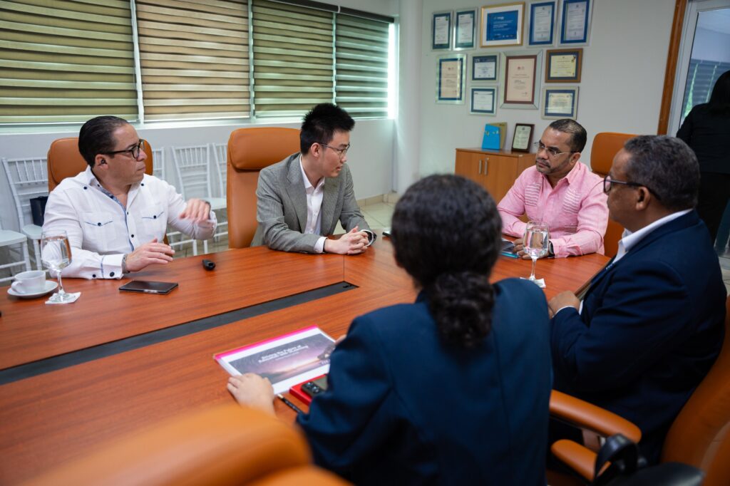Rector del ITLA recibe delegación de Huawei Cloud y evalúa alianza estratégica en inteligencia artificial