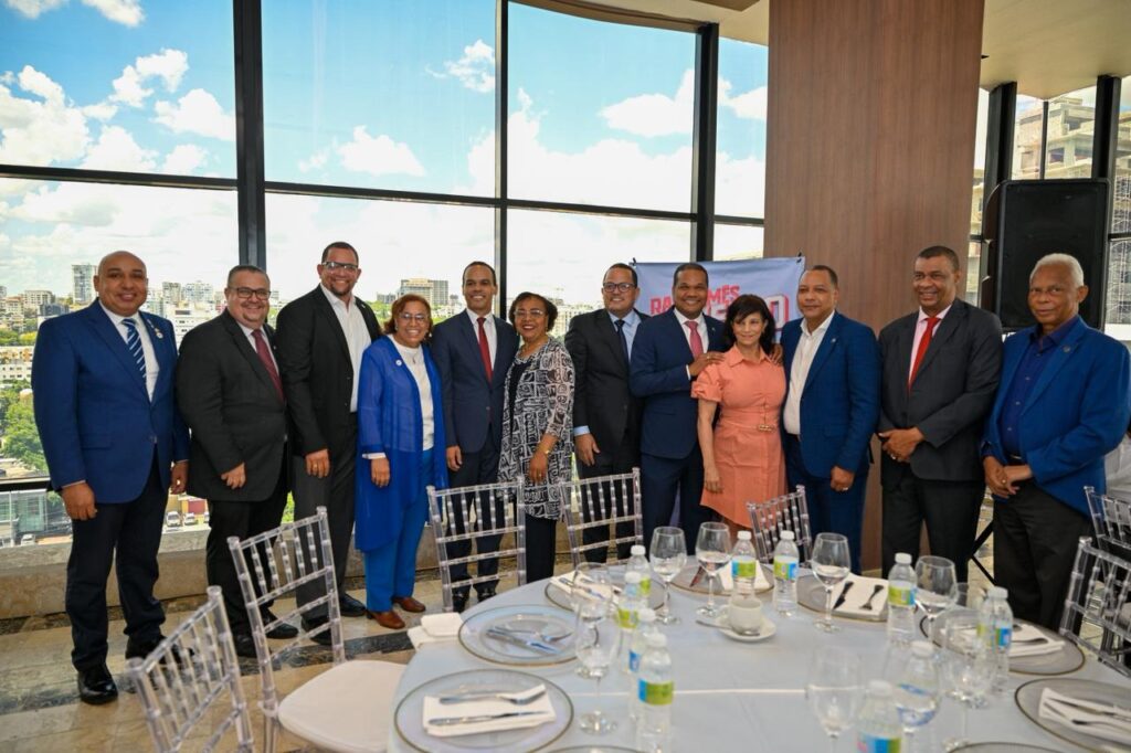 Radhamés Silverio reúne a más de 300 doctores y proyecta una nueva etapa de liderazgo científico en la UASD 2 Radhamés Silverio reúne a más de 300 doctores y proyecta una nueva etapa de liderazgo científico en la UASD