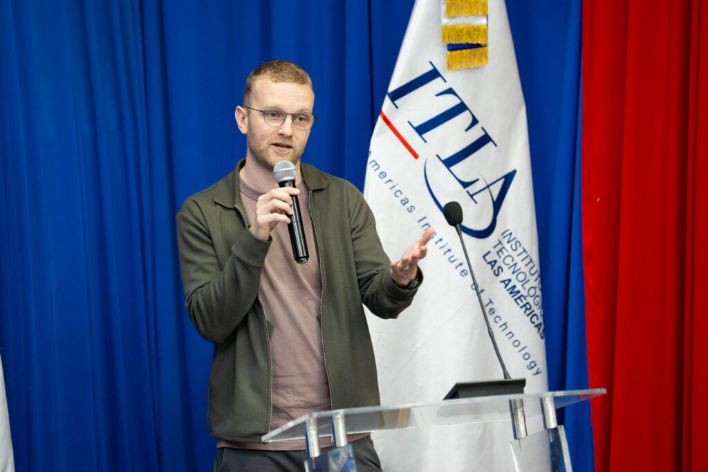 Twitch llega al ITLA con workshop exclusivo para impulsar el talento digital joven