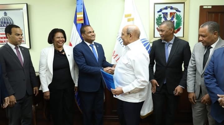 Radhamés Silverio y ministro del MESCyT abordan la alineación de la oferta curricular de la UASD con el desarrollo de las comunidades