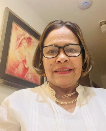 Maestra UASD pide fortalecer bibliotecas a través de la formación de recursos humanos 1 Maestra UASD propone fortalecer bibliotecas mediante formación de recursos humanos, destacando su impacto en educación, lectura y reducción del analfabetismo.