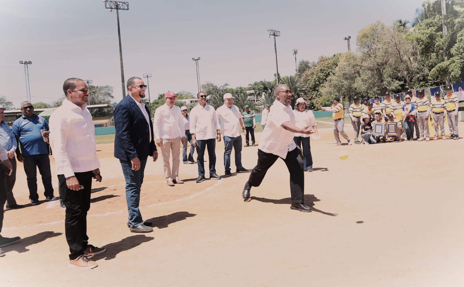 Liga de Softbol de Profesores de la UASD inaugura torneo y reconoce a Editrudis Beltrán por su impulso al deporte universitario