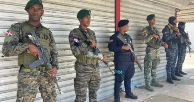 Navarrete inicia paro de 24 horas bajo vigilancia militar y policial