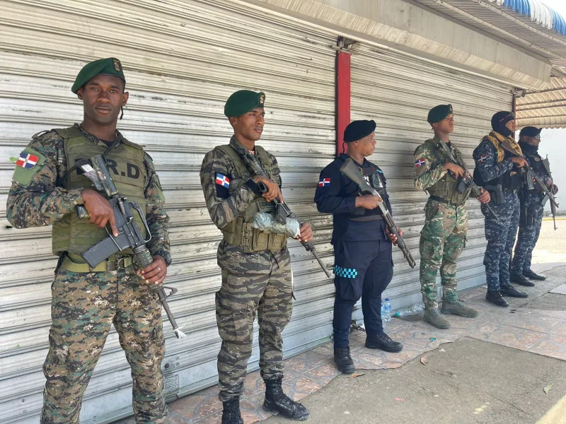 Navarrete inicia paro de 24 horas bajo vigilancia militar y policial