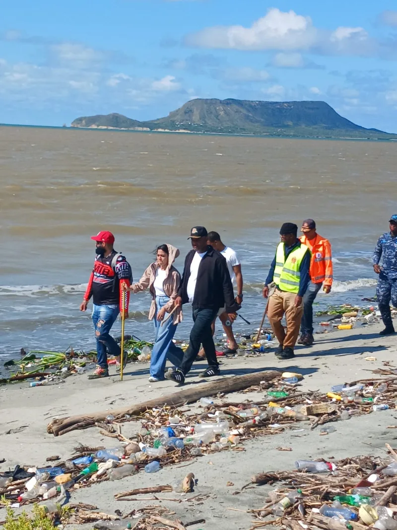 Continúa búsqueda de niño tras lanzarse su madre con él al río Yaque del Norte