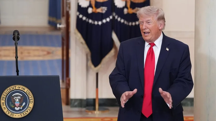 Trump habla de posible acuerdo con Irán y amenaza con cerrar Ormuz