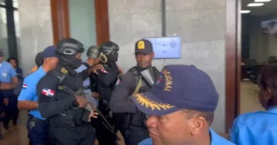 Juez ordena tres meses de prisión preventiva para coronel de la Policía por agresión en Los Mina 2