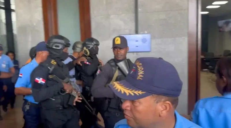 Juez ordena tres meses de prisión preventiva para coronel de la Policía por agresión en Los Mina