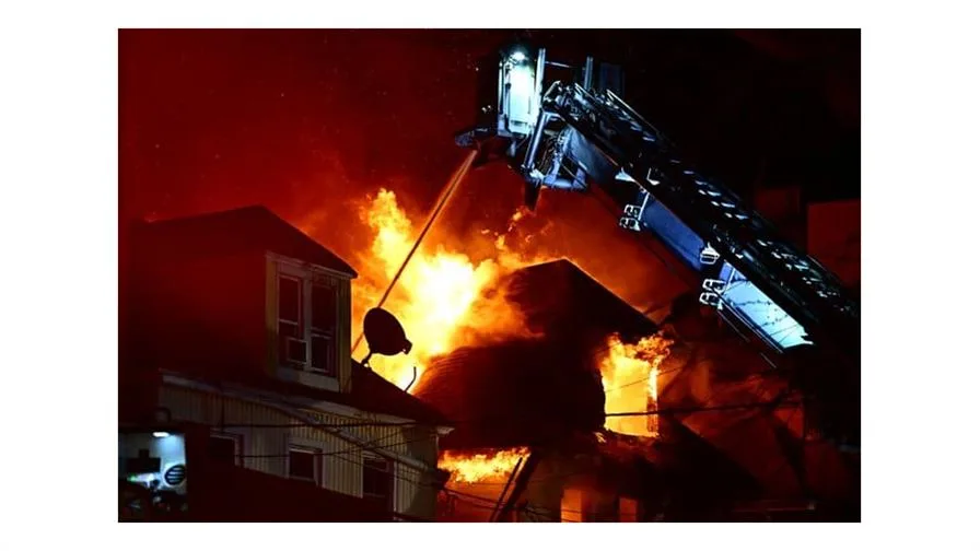 Hombre de 38 años causa incendio mortal en Queens y declara querer “desahogar su rabia”
