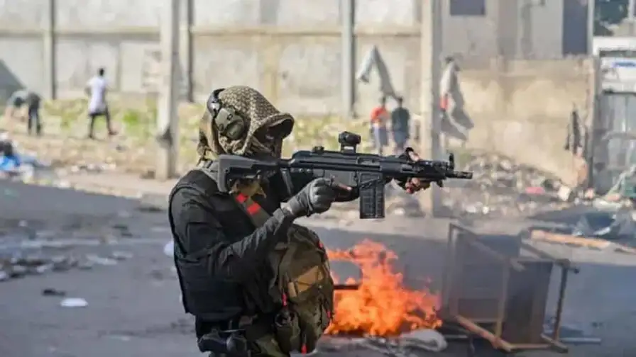 Policía haitiana y fuerzas antipanilla combaten en Artibonite