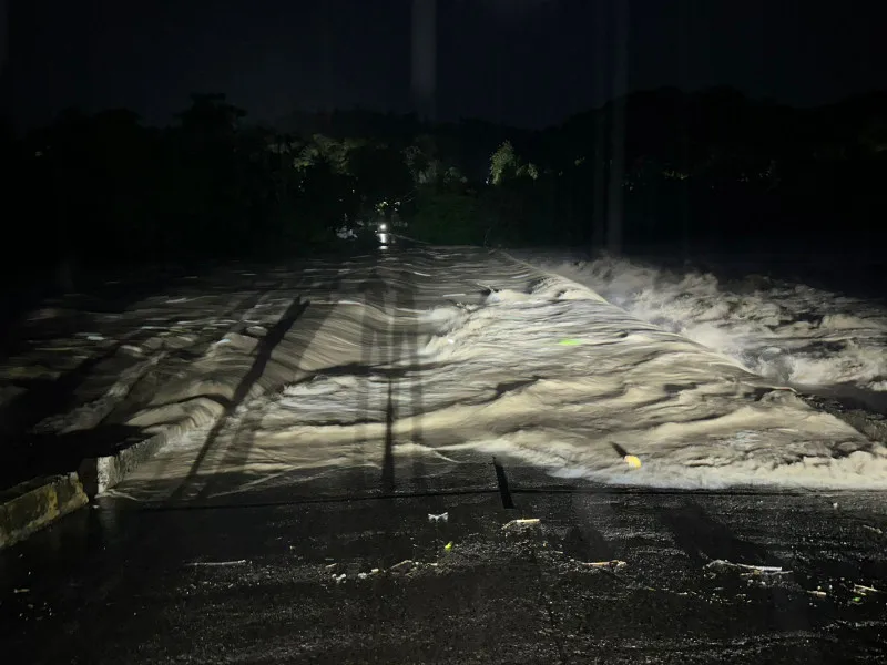 Dos fallecidos y comunidades aisladas en Villa Altagracia por intensas lluvias