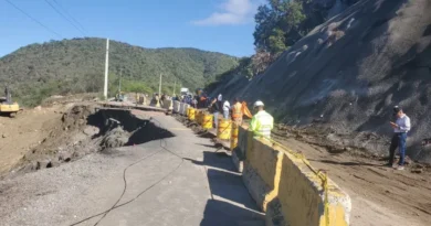 Socavón en carretera deja incomunicado a San José de Ocoa