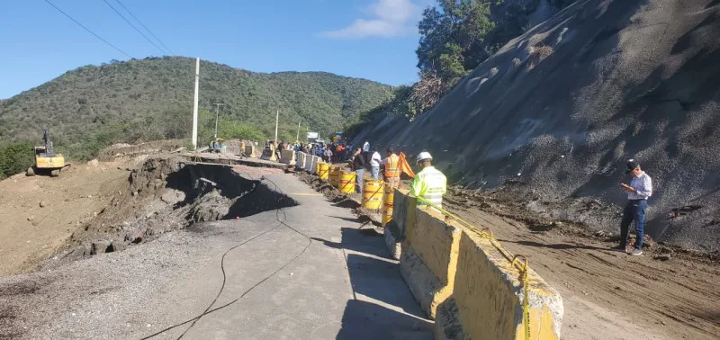 Socavón en carretera deja incomunicado a San José de Ocoa