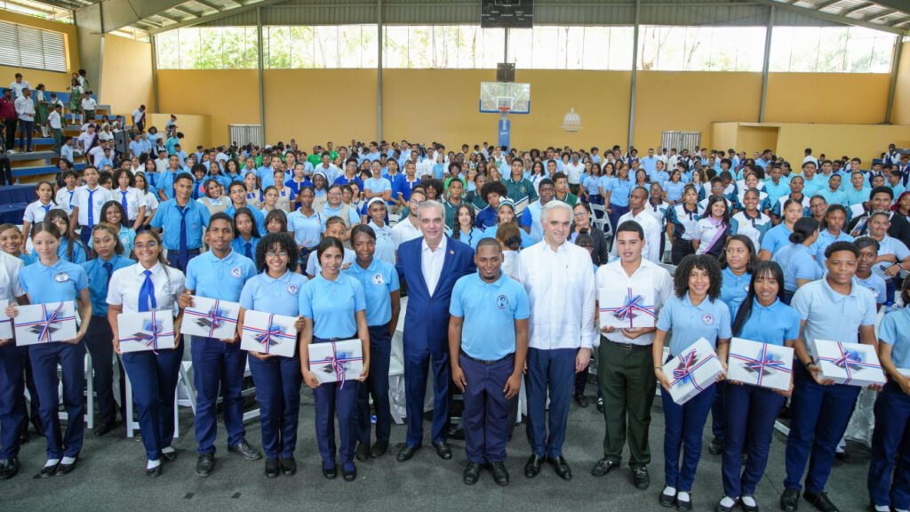 Presidente Abinader insta a estudiantes a prepararse en inglés, inteligencia artificial, ciberseguridad, ingeniería y carreras técnicas de alta demanda; afirma que son las profesiones del futuro 5 Presidente Abinader insta a estudiantes a prepararse en inglés, inteligencia artificial, ciberseguridad, ingeniería y carreras técnicas de alta demanda; afirma que son las profesiones del futuro