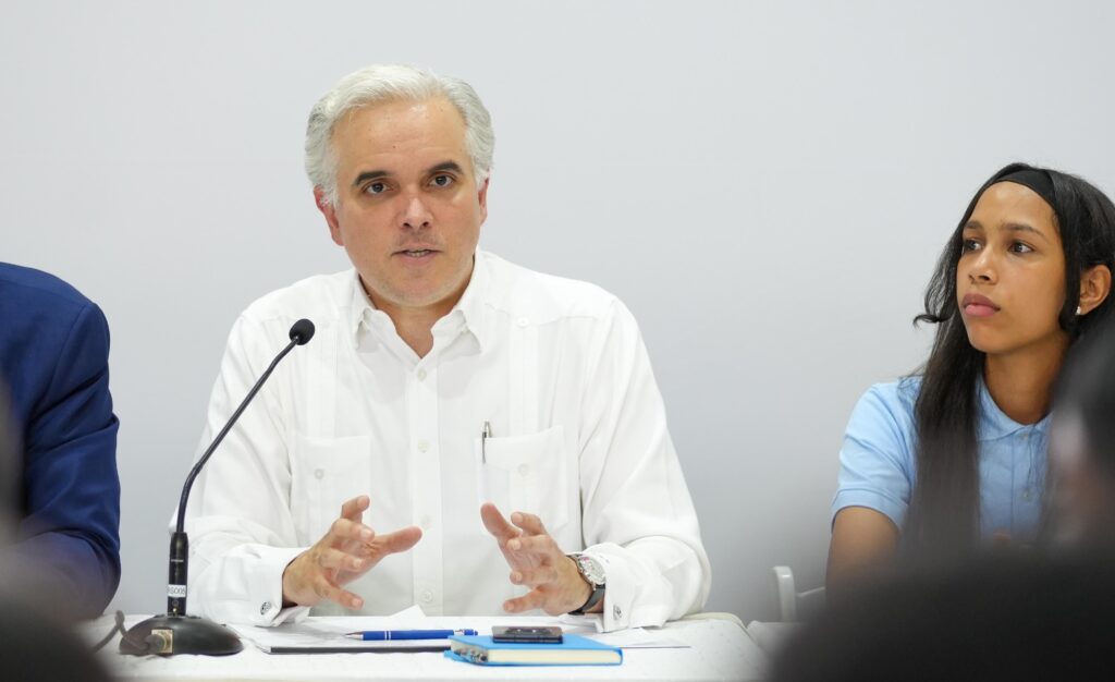 Presidente Abinader insta a estudiantes a prepararse en inglés, inteligencia artificial, ciberseguridad, ingeniería y carreras técnicas de alta demanda; afirma que son las profesiones del futuro 3 Presidente Abinader insta a estudiantes a prepararse en inglés, inteligencia artificial, ciberseguridad, ingeniería y carreras técnicas de alta demanda; afirma que son las profesiones del futuro