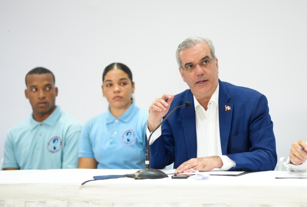 Presidente Abinader insta a estudiantes a prepararse en inglés, inteligencia artificial, ciberseguridad, ingeniería y carreras técnicas de alta demanda; afirma que son las profesiones del futuro 2