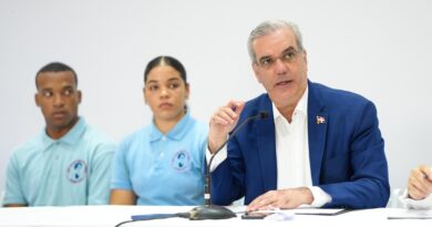 Luis Abinader recomienda a estudiantes prepararse en inglés, inteligencia artificial y ciberseguridad por su alta demanda laboral.