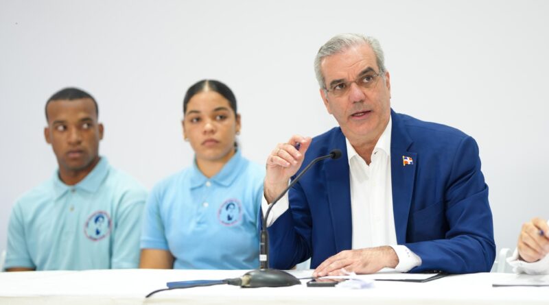 Presidente Abinader insta a estudiantes a prepararse en inglés, inteligencia artificial, ciberseguridad, ingeniería y carreras técnicas de alta demanda; afirma que son las profesiones del futuro 1 Luis Abinader recomienda a estudiantes prepararse en inglés, inteligencia artificial y ciberseguridad por su alta demanda laboral.