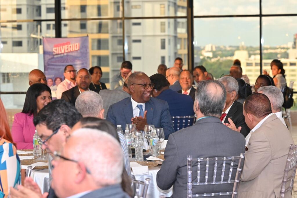 Silverio comparte con profesores titulares y meritísimos de la UASD en un encuentro de reconocimiento y diálogo académico