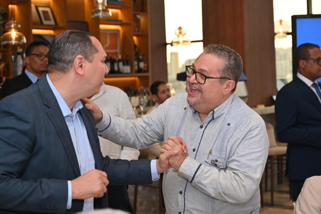 Silverio comparte con profesores titulares y meritísimos de la UASD en un encuentro de reconocimiento y diálogo académico