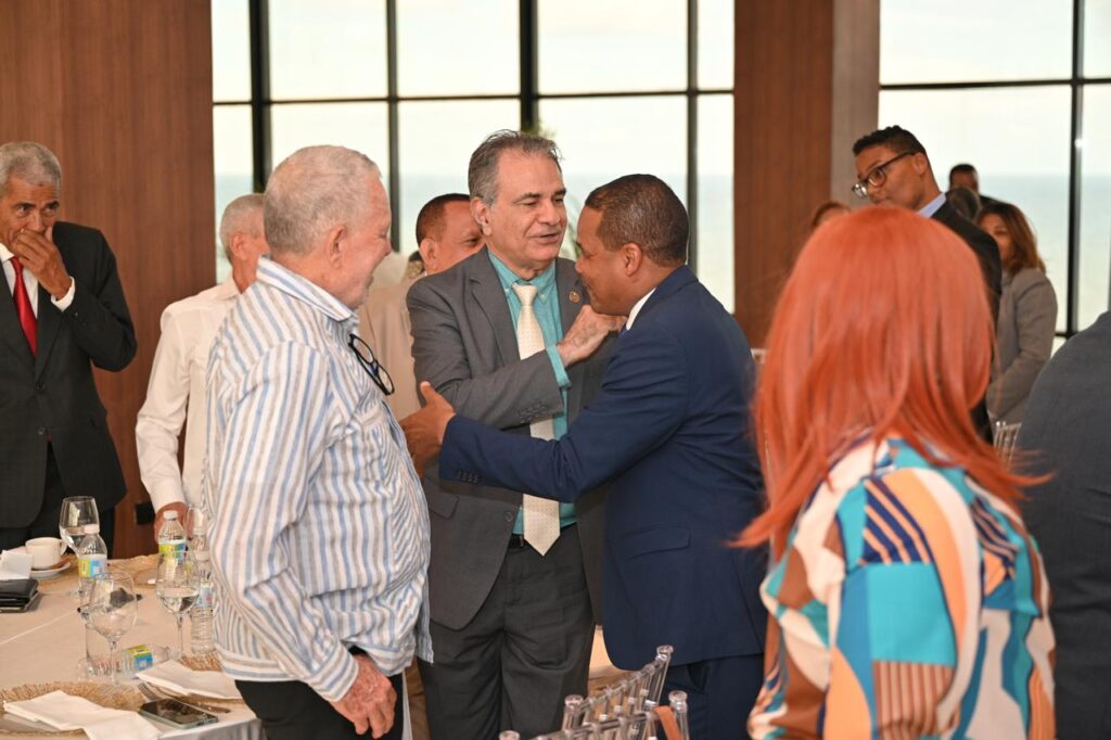 Silverio comparte con profesores titulares y meritísimos de la UASD en un encuentro de reconocimiento y diálogo académico