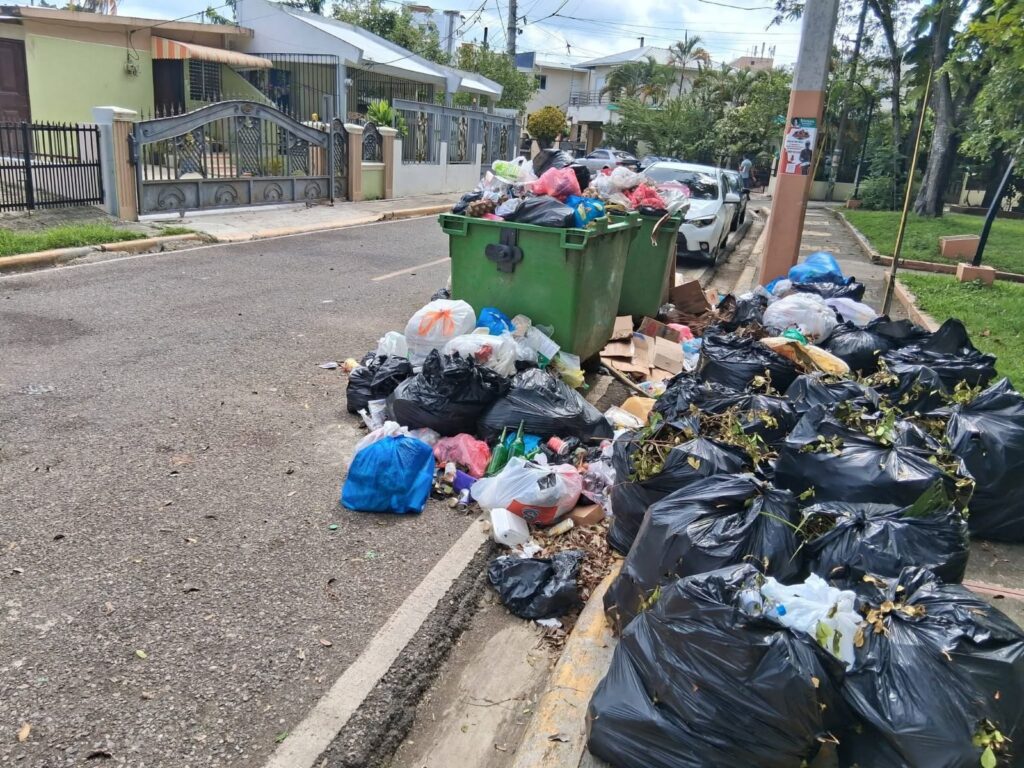 Indiferencia o incapacidad, o ambas a la vez? Basura arropa urbanización Los Maestros en Moca