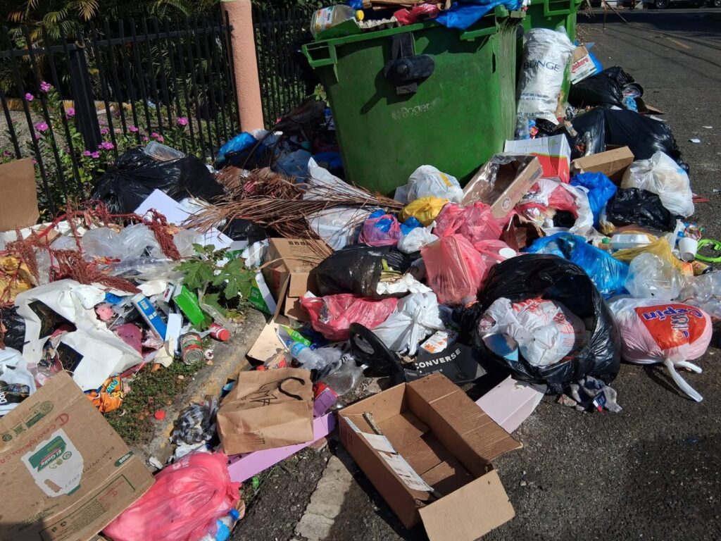Indiferencia o incapacidad, o ambas a la vez? Basura arropa urbanización Los Maestros en Moca