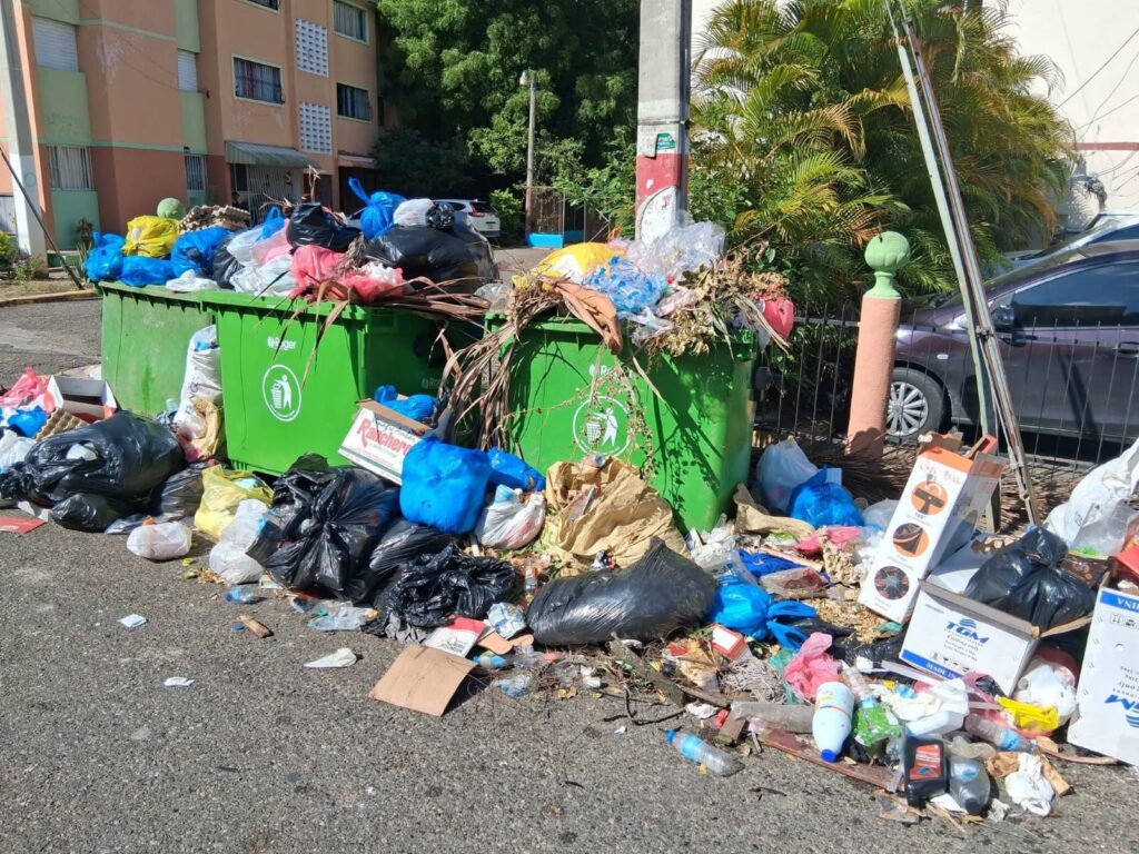 Indiferencia o incapacidad, o ambas a la vez? Basura arropa urbanización Los Maestros en Moca