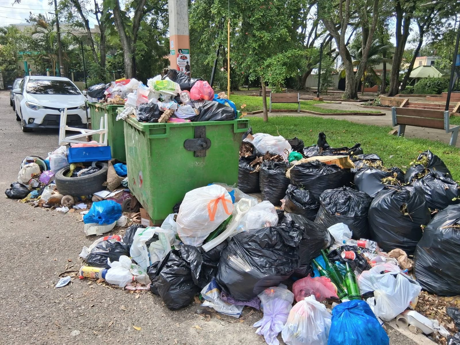 Indiferencia o incapacidad, o ambas a la vez? Basura arropa urbanización Los Maestros en Moca