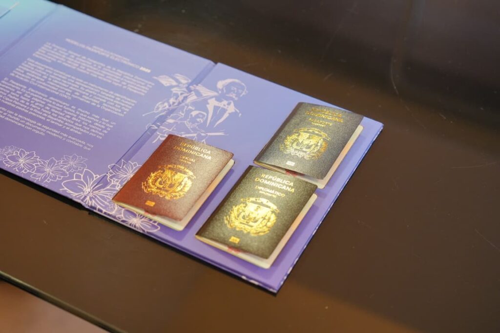 Rector de la UASD recibe visita de cortesía del director general de Pasaportes 