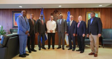 Rector de la UASD recibe visita de cortesía del director general de Pasaportes 