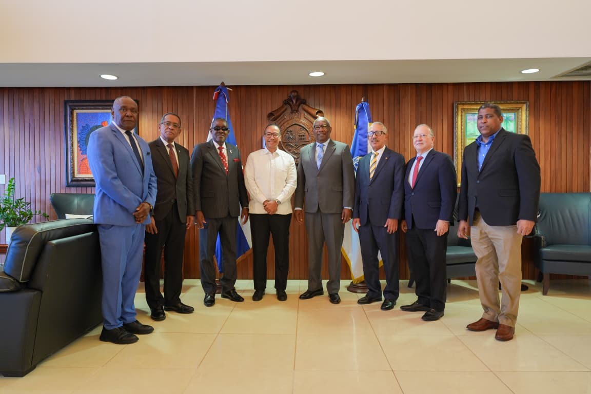 Rector de la UASD recibe visita de cortesía del director general de Pasaportes 