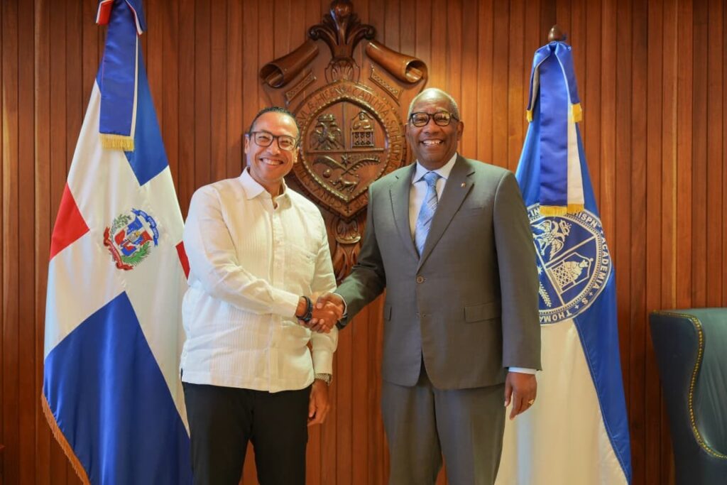 Rector de la UASD recibe visita de cortesía del director general de Pasaportes 