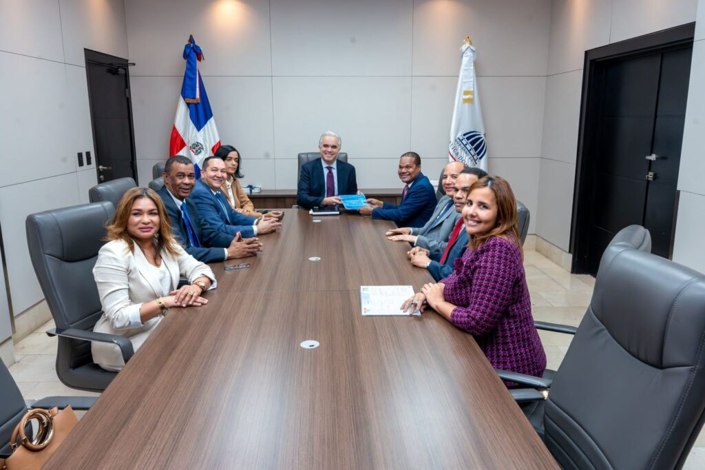 Silverio y Ministro de Educación abordan innovación educativa, ciclo básico universitario y formación de docentes del sistema preuniversitario
