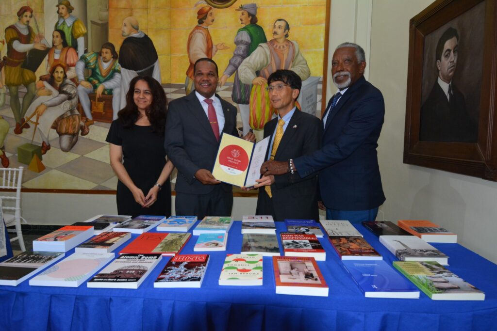 UASD RECIBE DONACIÓN DE LIBROS DE EMBAJADA DE JAPÓN