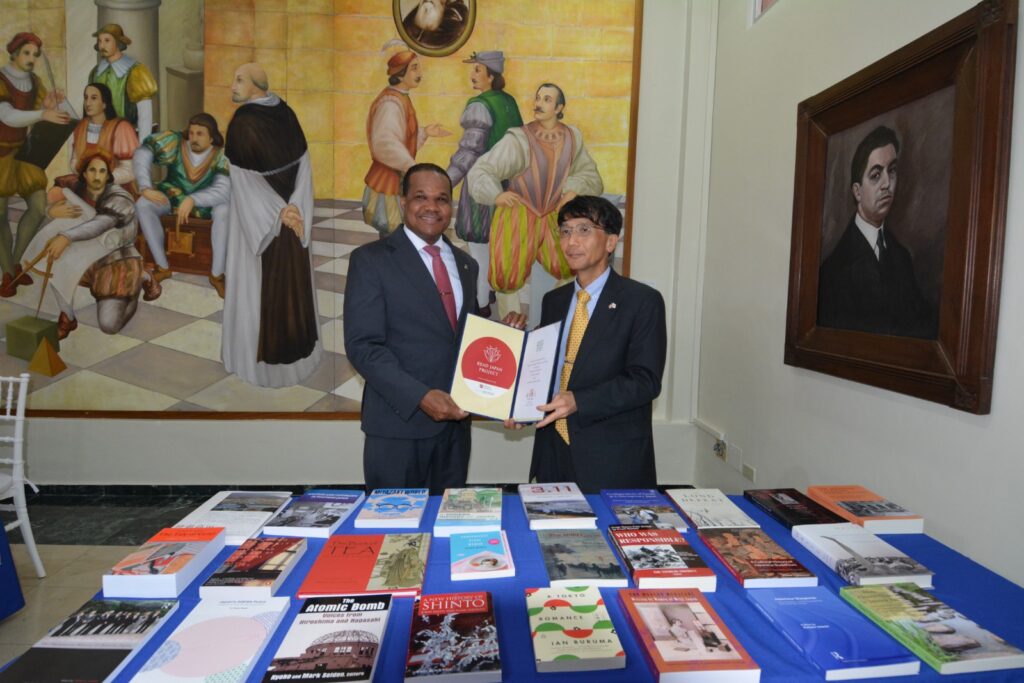 UASD RECIBE DONACIÓN DE LIBROS DE EMBAJADA DE JAPÓN