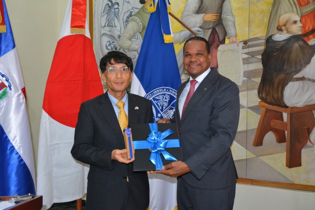 UASD RECIBE DONACIÓN DE LIBROS DE EMBAJADA DE JAPÓN