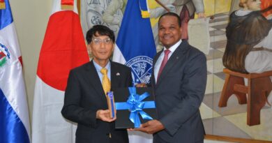 UASD RECIBE DONACIÓN DE LIBROS DE EMBAJADA DE JAPÓN
