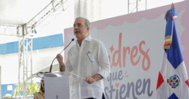 Presidente Abinader destaca sacrificio y fortaleza de las madres dominicanas durante jornada nacional “Madres que Sostienen”