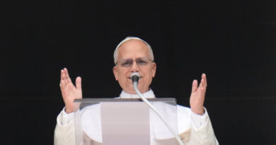 El papa dice que la IA tiene que ser “desarmada” del dominio, la exclusión y la muerte 3 El papa León XIV exige "desarmar" la inteligencia artificial del dominio y la exclusión en su encíclica sobre dignidad humana y tecnología.