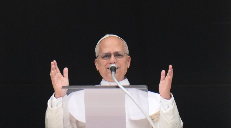 El papa dice que la IA tiene que ser “desarmada” del dominio, la exclusión y la muerte 1 El papa León XIV exige "desarmar" la inteligencia artificial del dominio y la exclusión en su encíclica sobre dignidad humana y tecnología.
