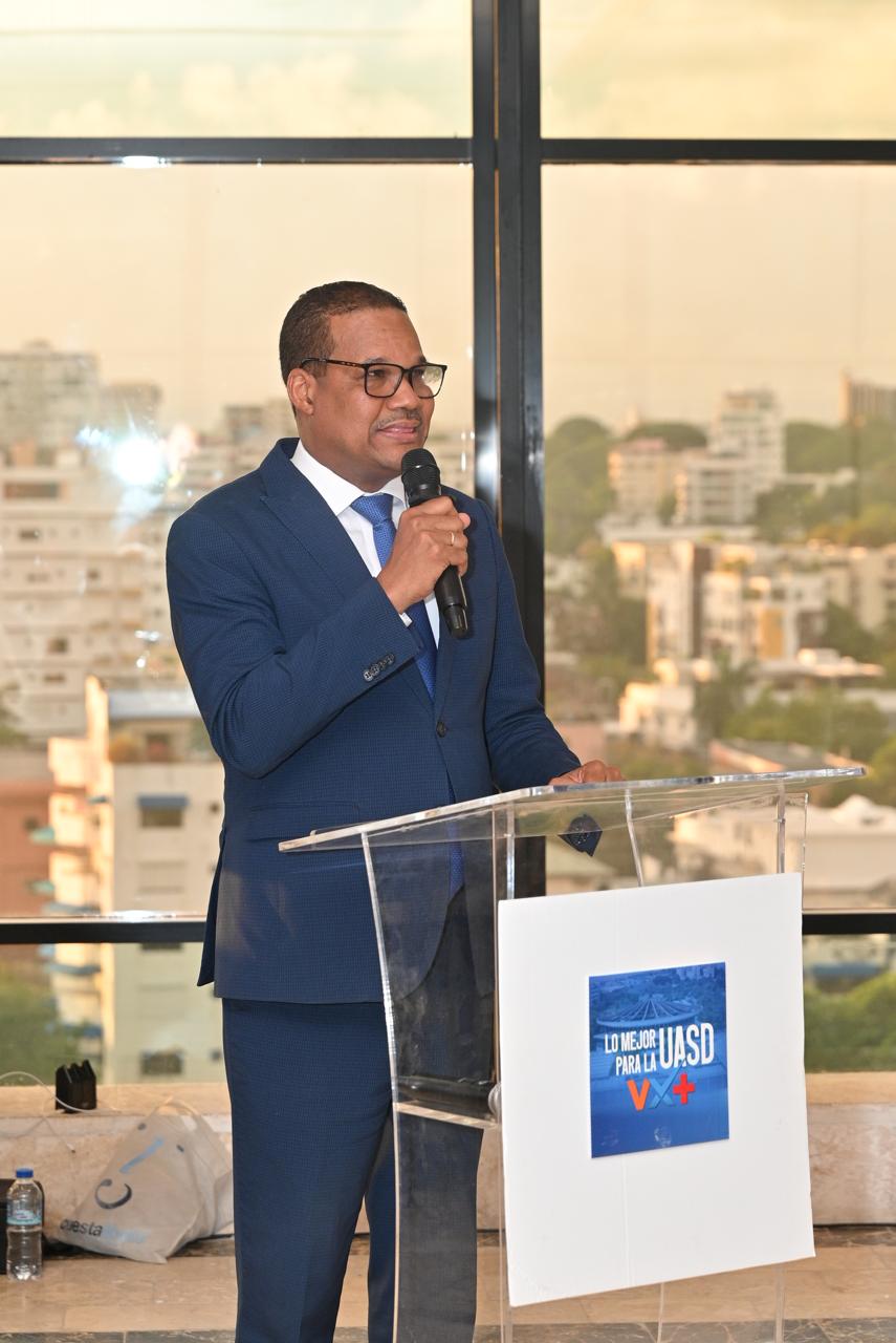 Silverio comparte con profesores titulares y meritísimos de la UASD en un encuentro de reconocimiento y diálogo académico