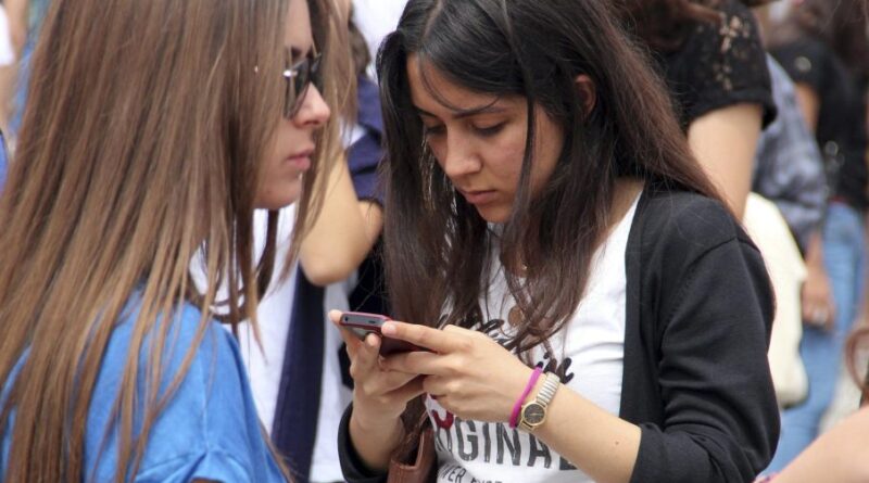 El efecto de 21 días sin móvil en escolares: dormir mejor, menos depresión y paz mental 1 Un experimento con 72.000 escolares reveló que 21 días sin móvil mejora el sueño, reduce la depresión y aumenta el bienestar mental un 18%.