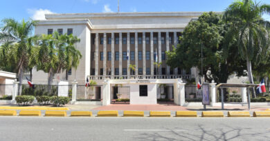 El Ministerio de Educación fortalece la convivencia digital en escuelas con medidas contra el ciberacoso y el uso indebido de dispositivos.