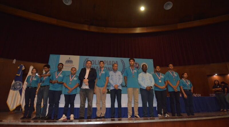 La UASD premió a los ganadores de las Olimpiadas de Matemáticas y Ciencias Naturales en una ceremonia celebrada en el Aula Magna de la Facultad de Ciencias.