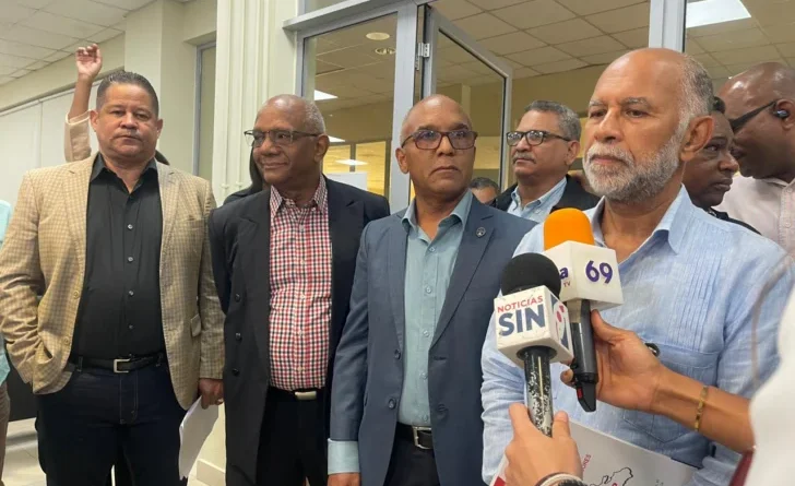 Gremios docentes y organizaciones sociales rechazan la reforma educativa y alertan sobre una posible privatización de la UASD.